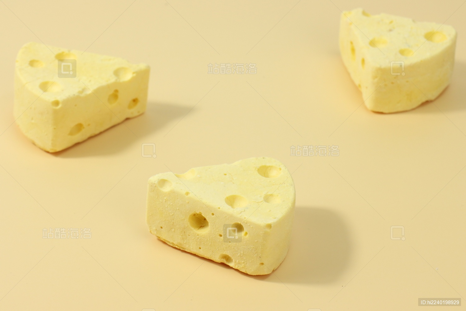在黄色背景中的奶酪