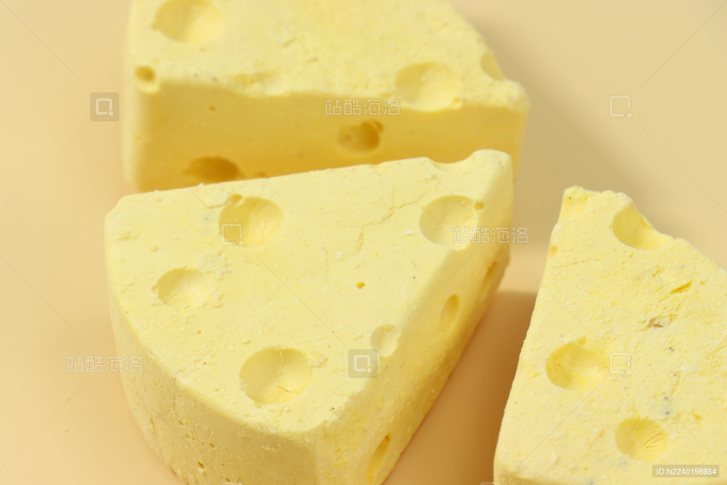 在黄色背景中的奶酪
