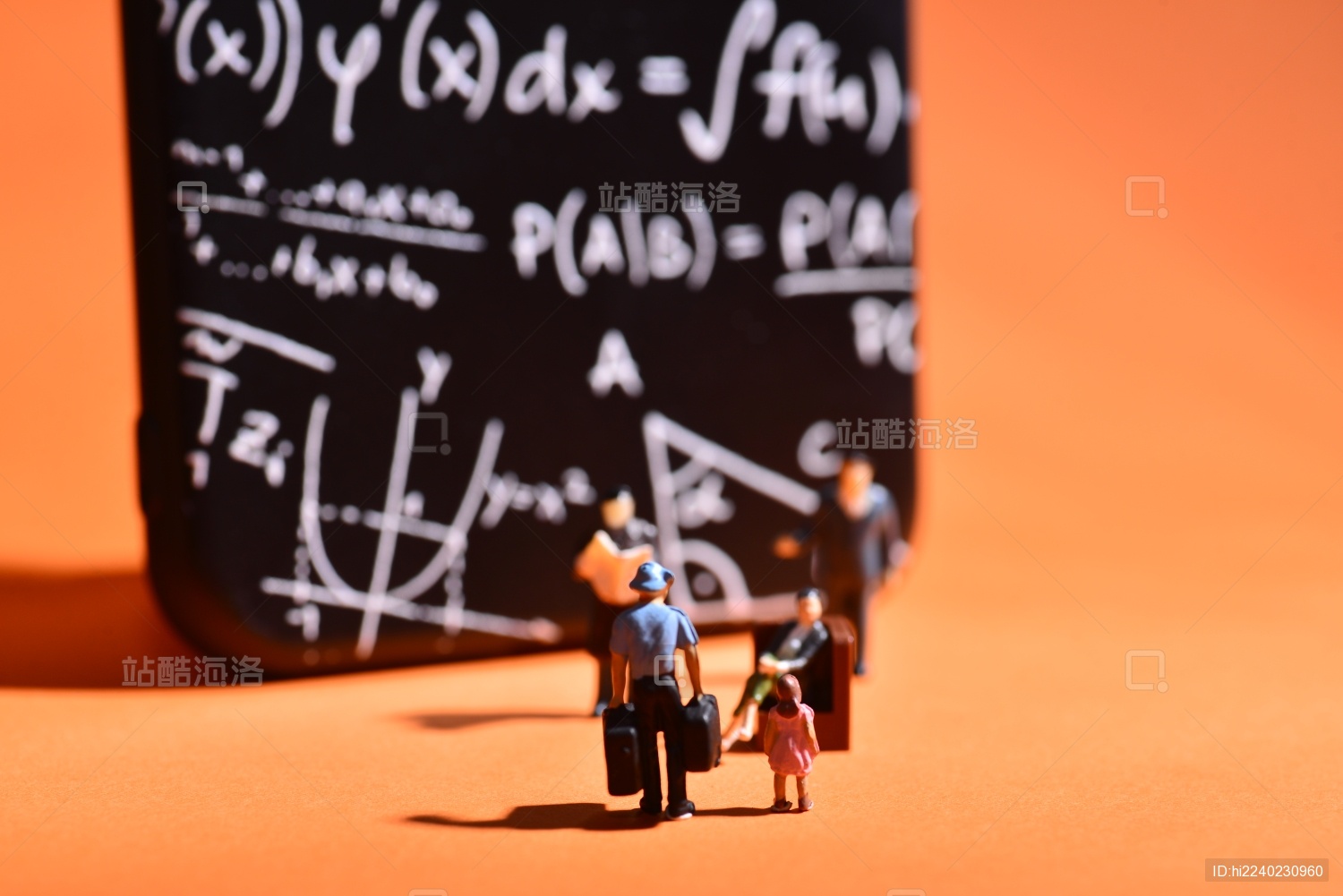 微缩创意摄影在黑板前面的学生