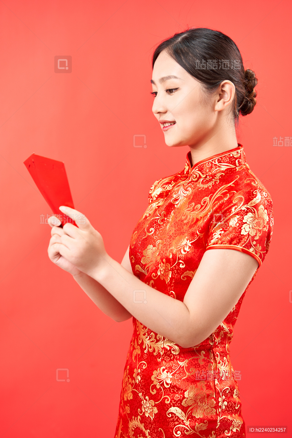 手拿红包的亚洲旗袍美女