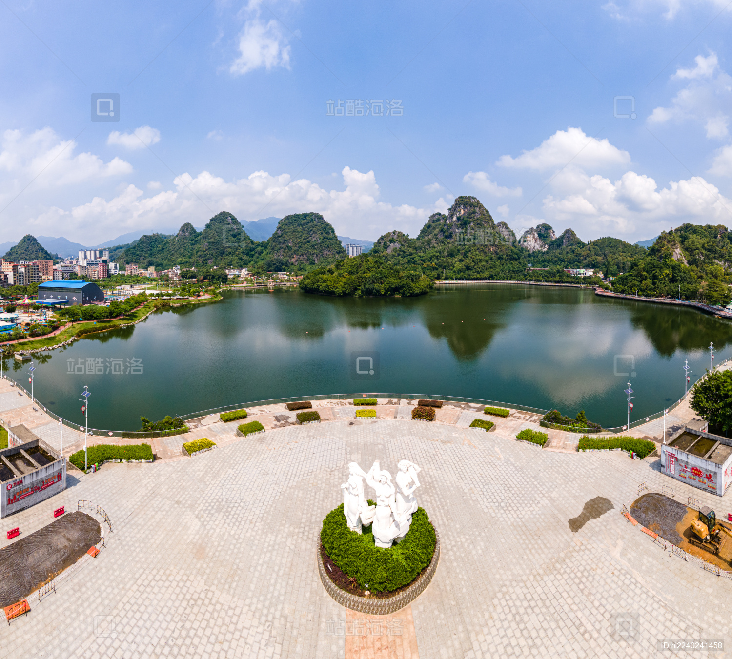 中国广东省云浮市蟠龙天湖城市天际线全景