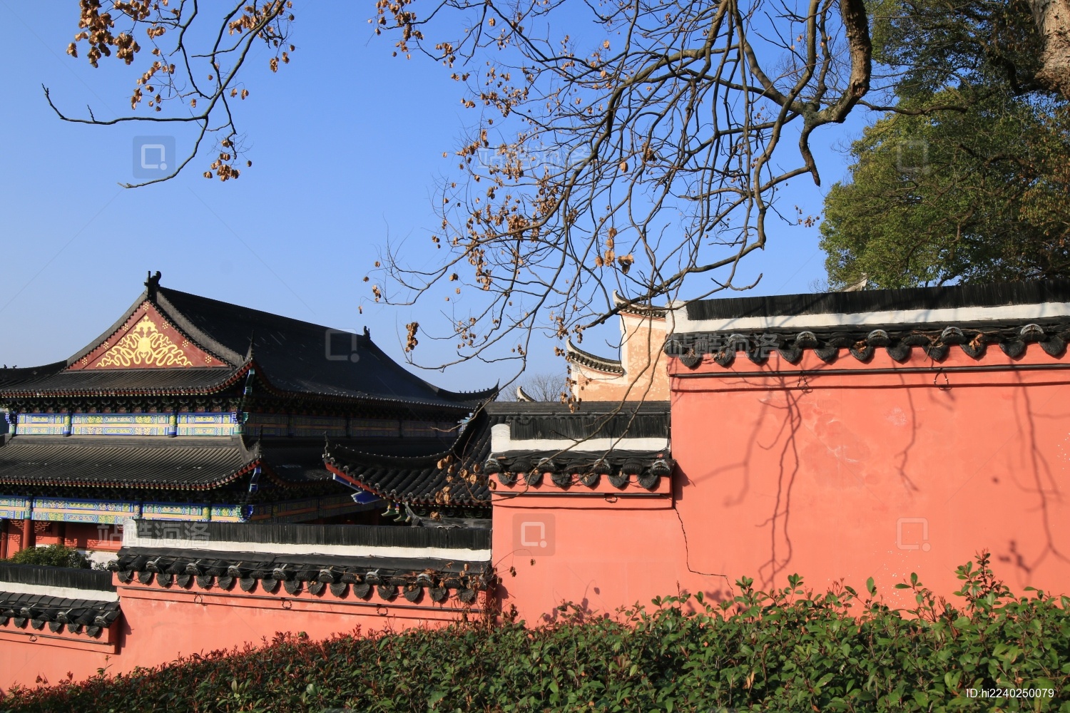 阳光照耀下的中国湖南永州高山寺