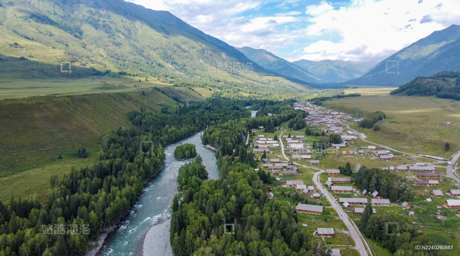 中国新疆阿勒泰喀纳斯图瓦人村落禾木村航拍