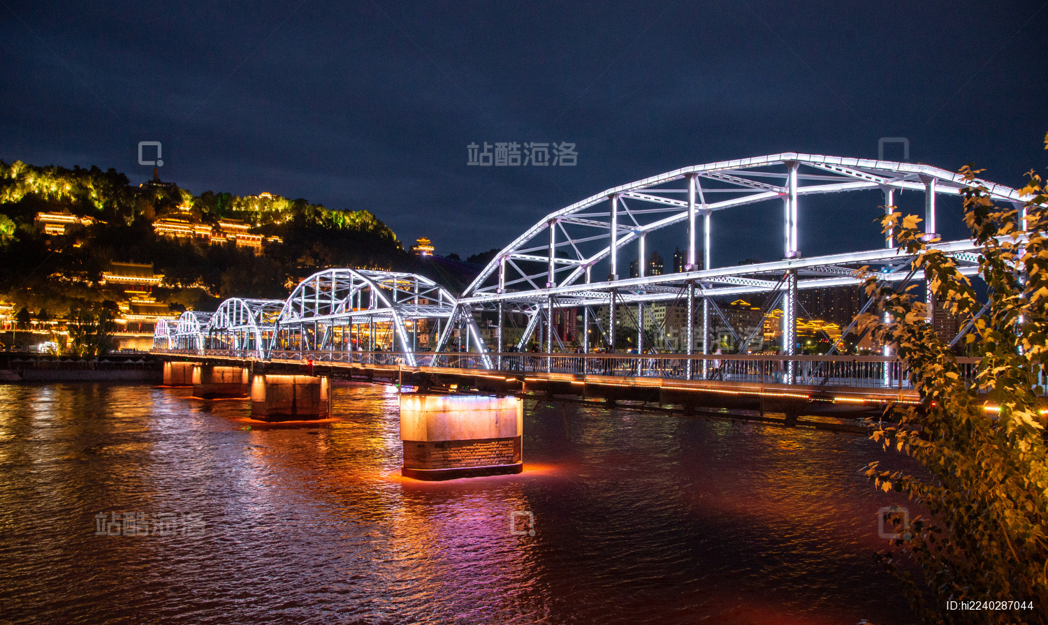 中国甘肃兰州黄河畔地标建筑中山铁桥夜景风光