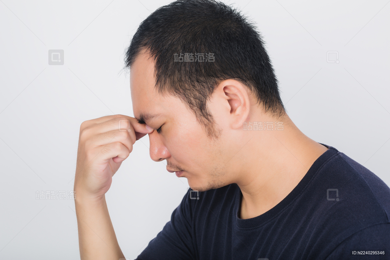 低头皱眉的亚洲男人