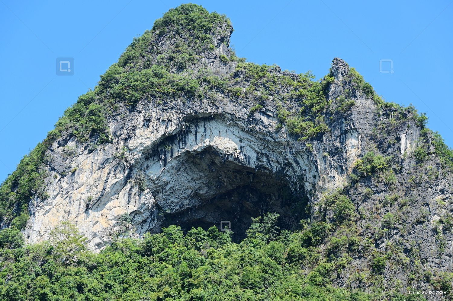 中国广西河池巴马长寿村的溶洞远观
