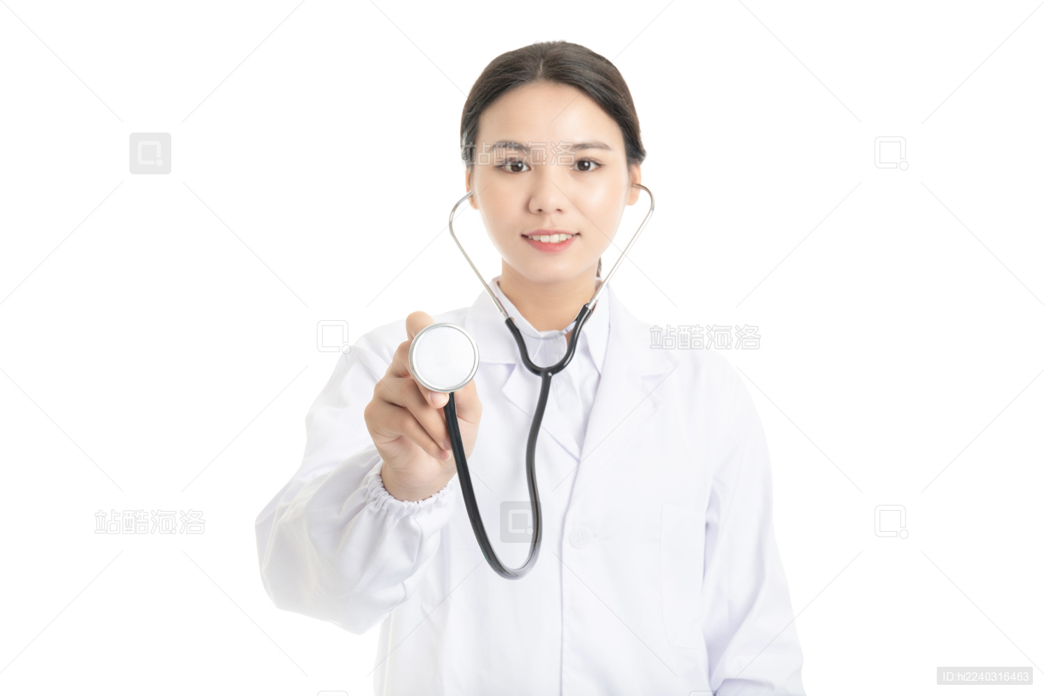 中国年轻女医生在使用听诊器