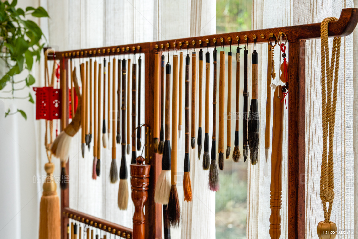 书法创作工作室里的毛笔和木质笔挂特写