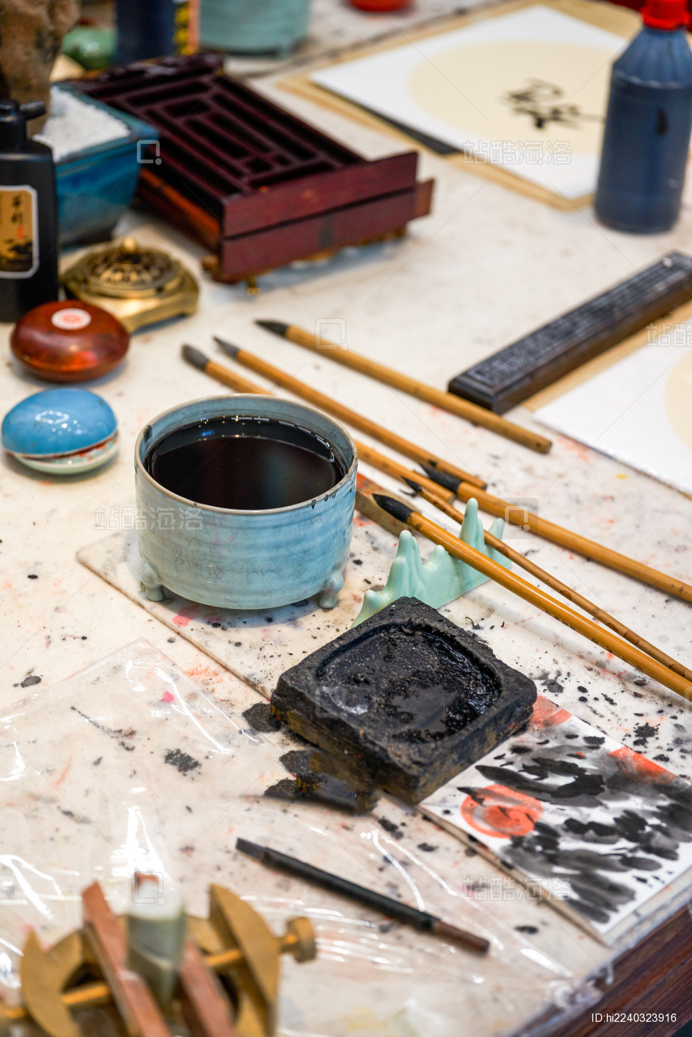 书法艺术工作室里的创作桌子区域