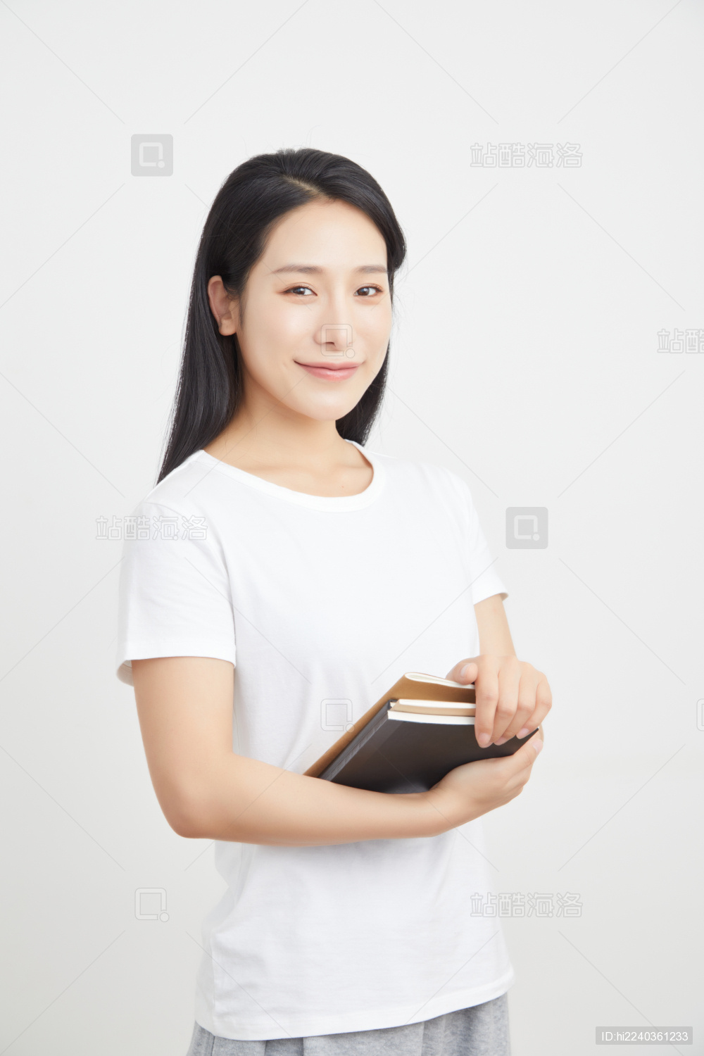 抱着书本的年轻女性