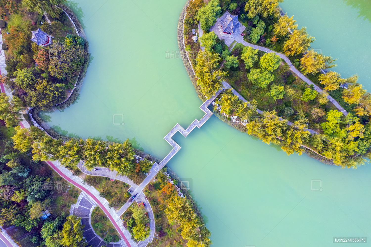 航拍秋天公园水面曲折的小桥