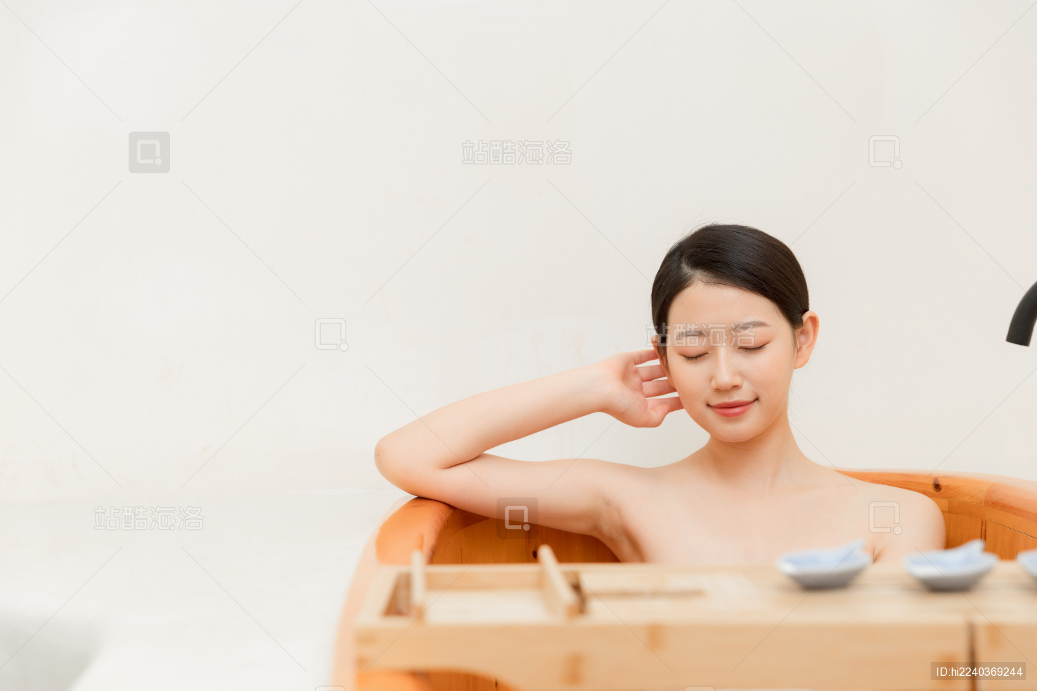 漂亮的年轻女人在家里洗澡图片下载 - 觅知网