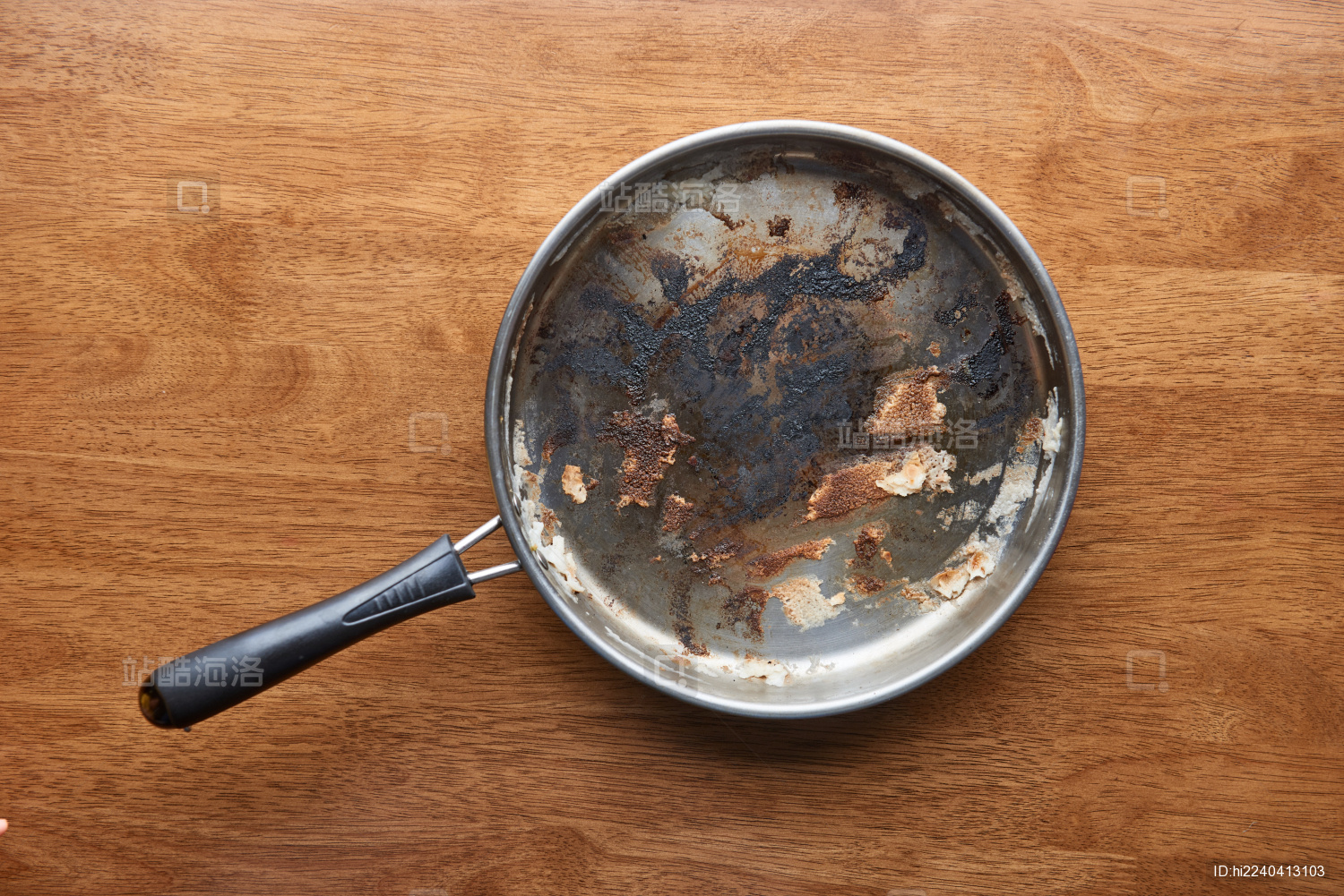粘连在平底锅锅底上的食物残渣
