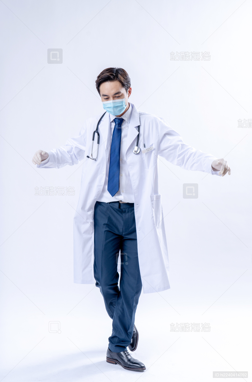 戴着口罩的男医生