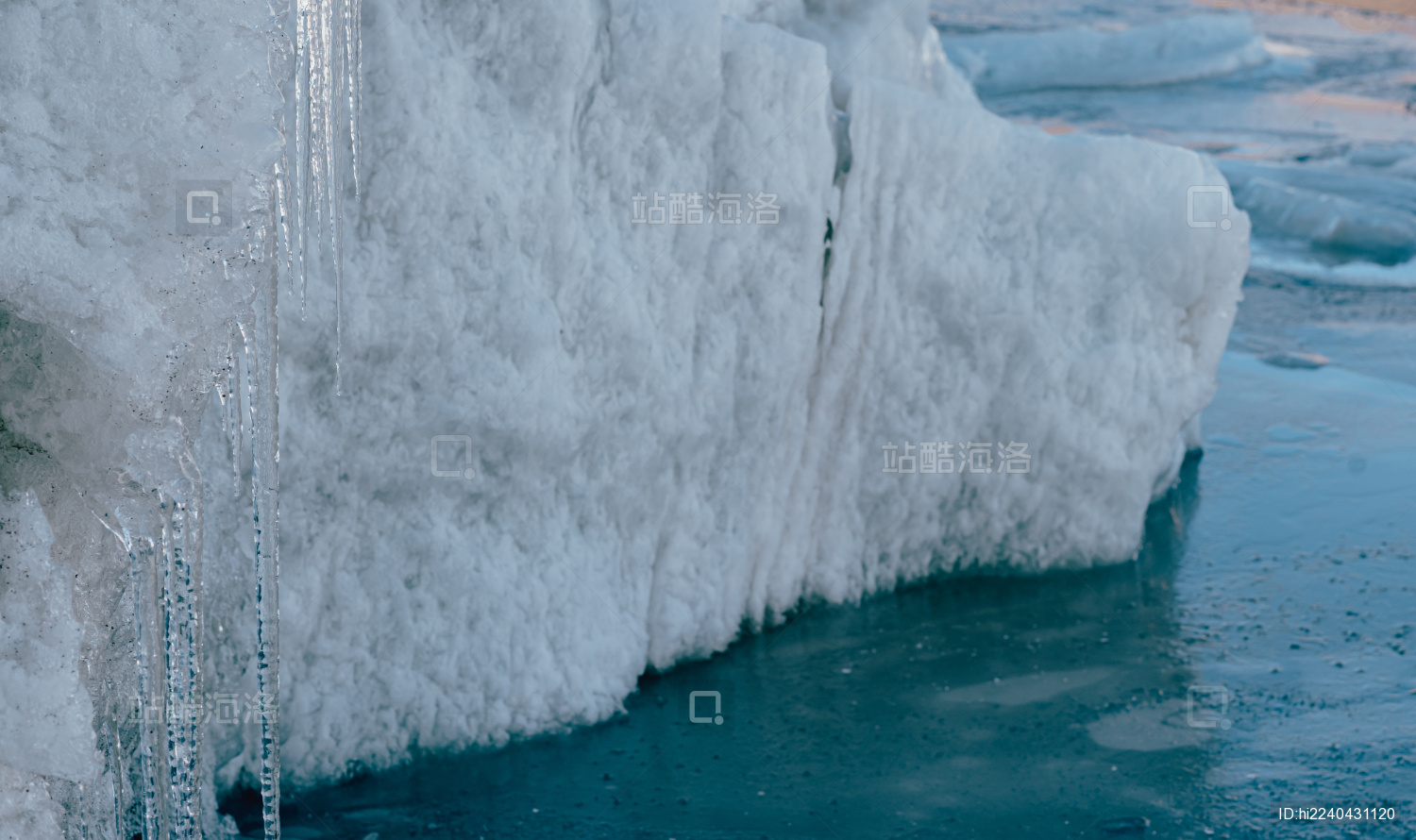 中国西藏当雄廓琼岗日冰川的雪山和冰挂