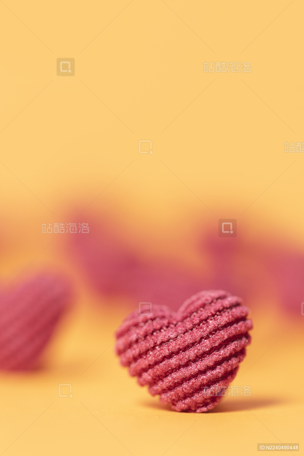 黄色背景上的桃心