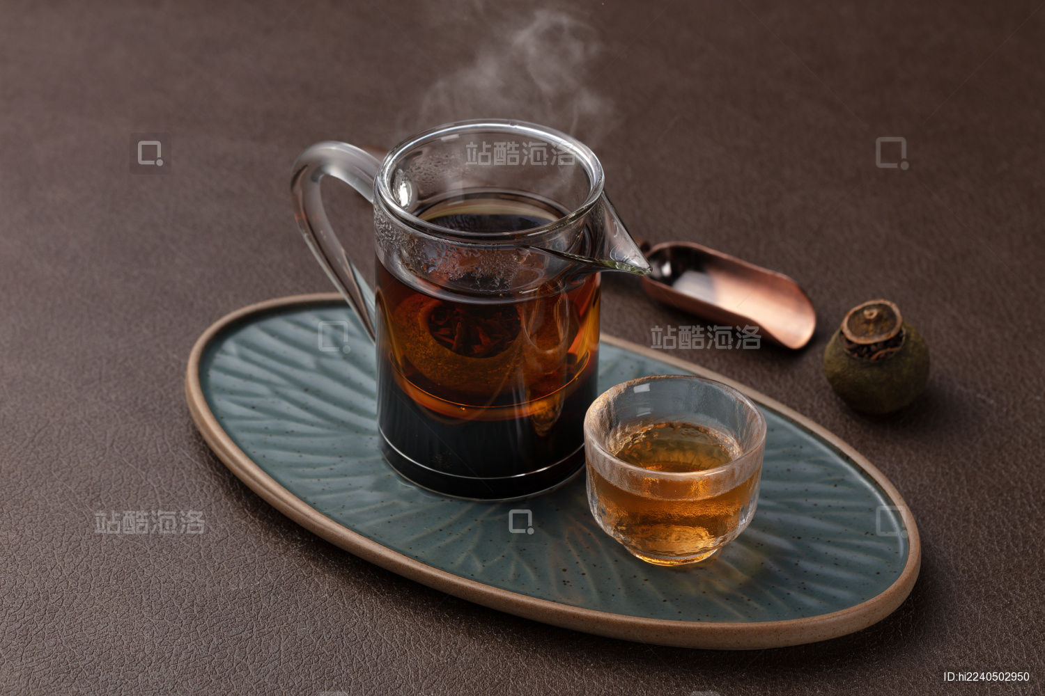 棕色桌子上古典托盘上玻璃茶壶正在泡红茶