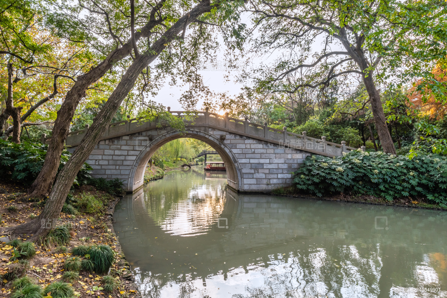 中国扬州瘦西湖风景区的藕香桥和树林