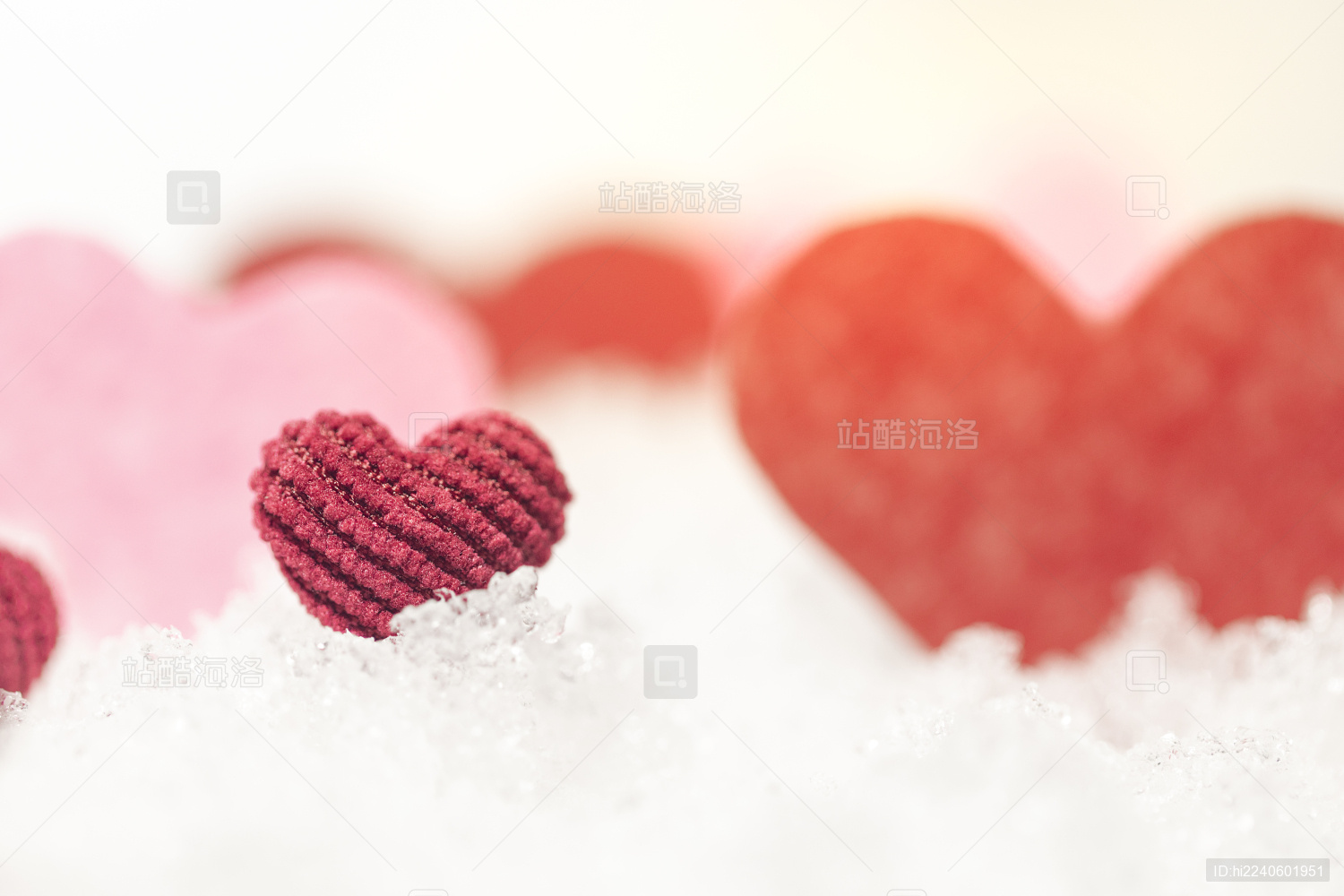 唯美的桃心在雪地上