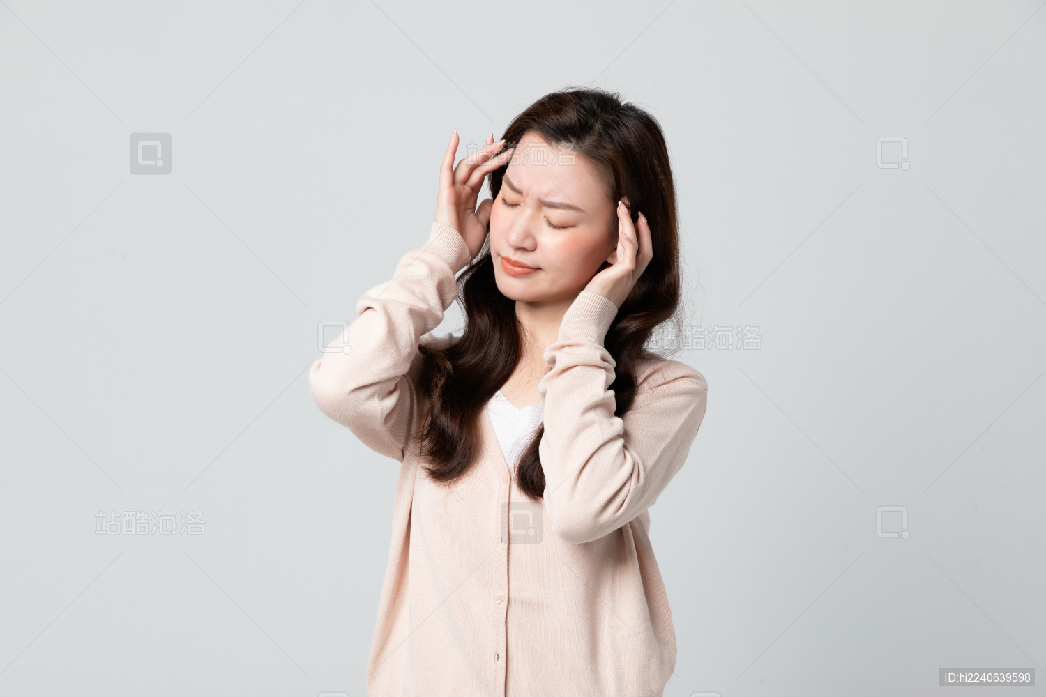 单手放在额头上遮挡阳光的亚裔女人在纯色背景墙前_站酷海洛_正版图片_视频_字体_音乐素材交易平台_站酷旗下品牌