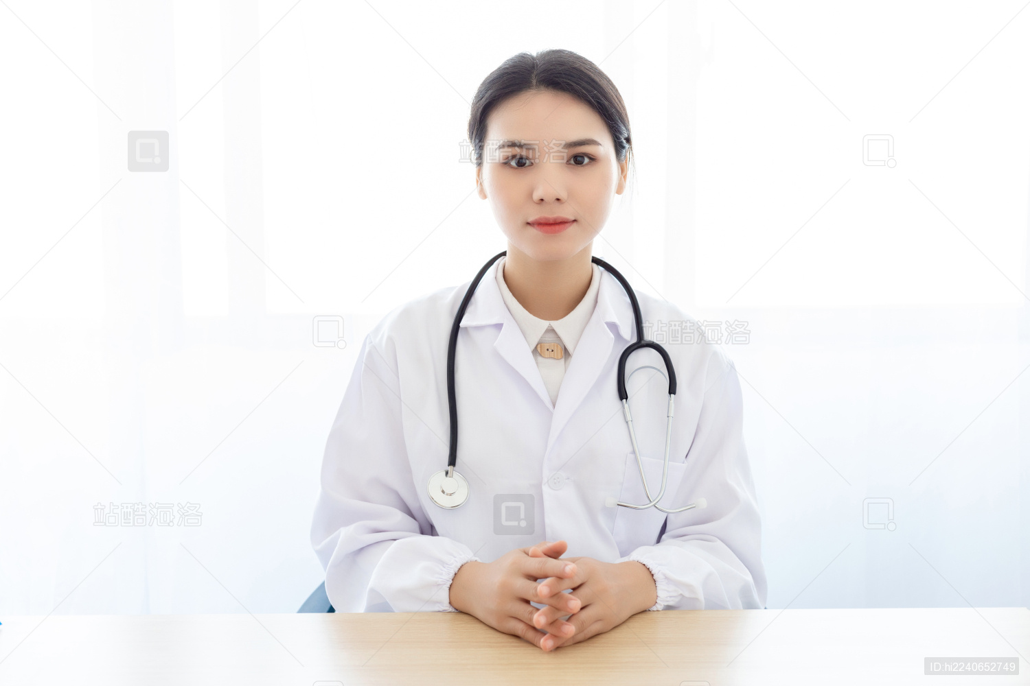 一名坐着的中国女医生形象