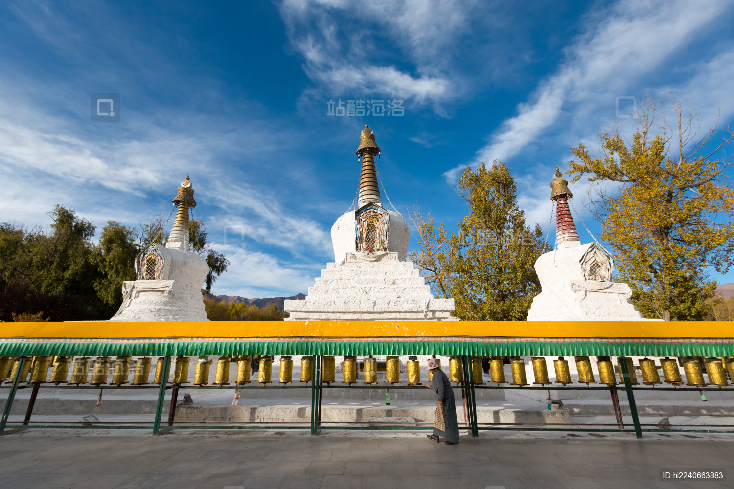 中国西藏拉萨布达拉宫边的白塔和转经筒