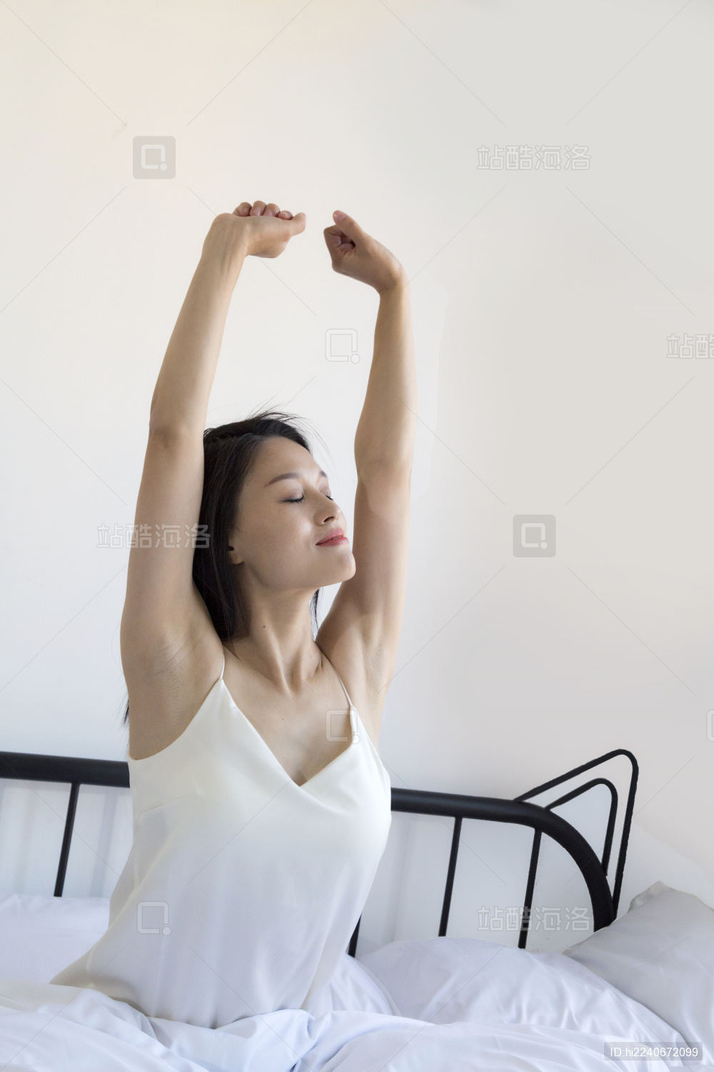 早上刚睡醒的长头发的东方女人