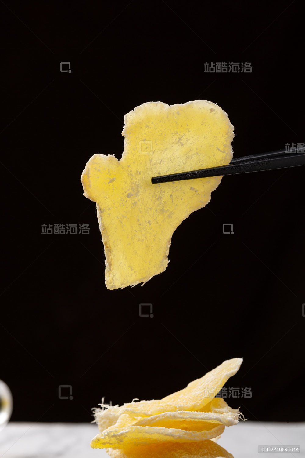 筷子夹着的一片冰糖姜糖片特写