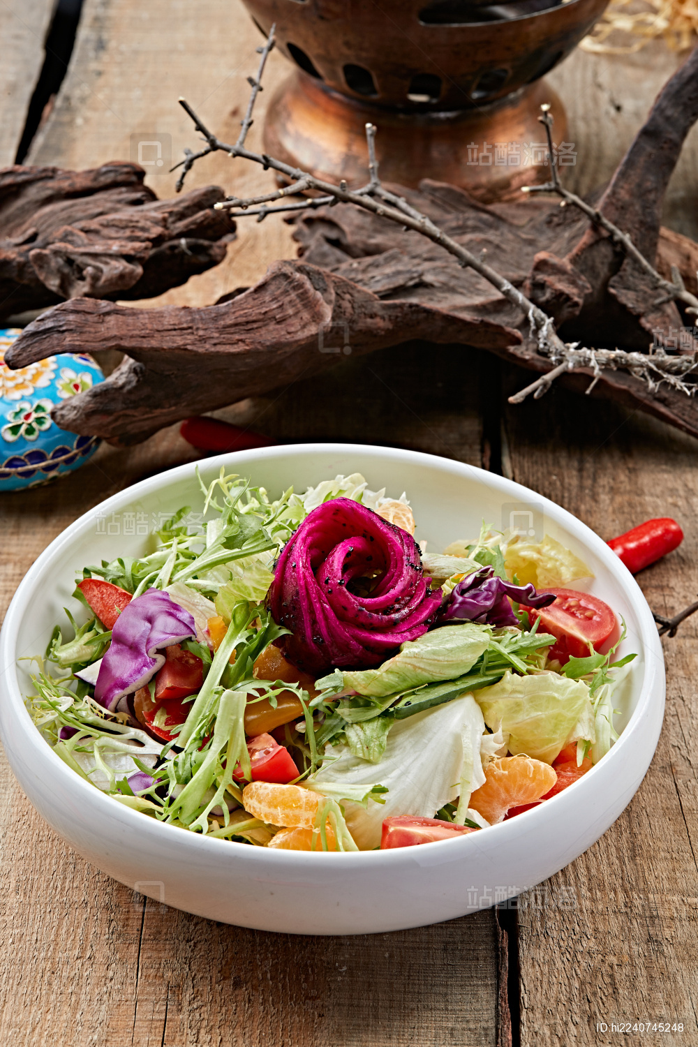 白色圆瓷盘装的芙蓉富贵拌时蔬