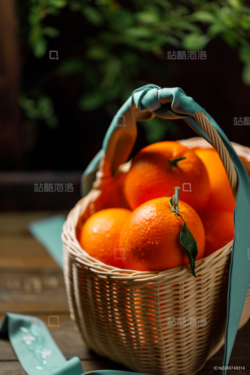 放在木桌上的一竹篮四川凉山雷波脐橙