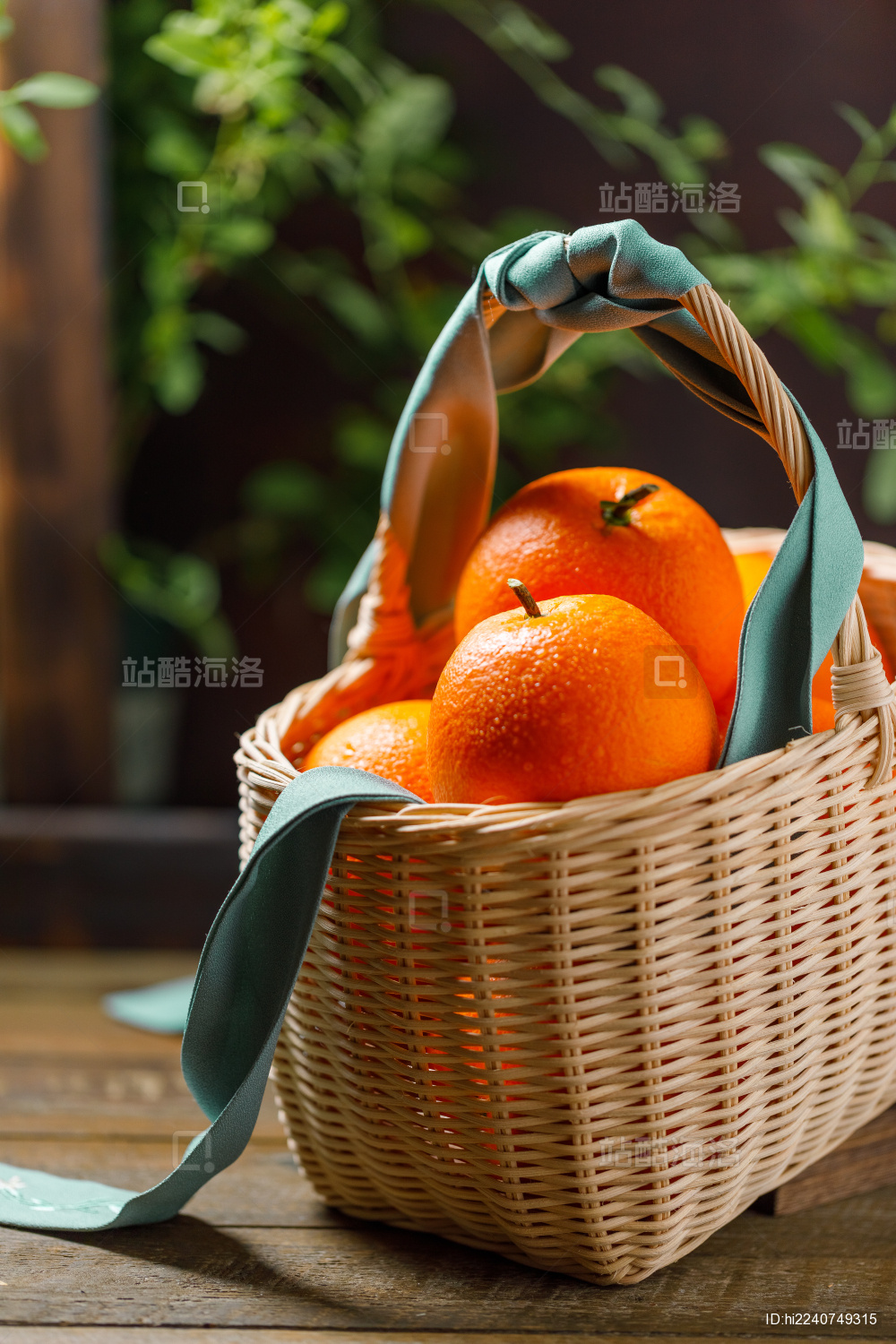 放在木桌上的一竹篮四川凉山雷波脐橙