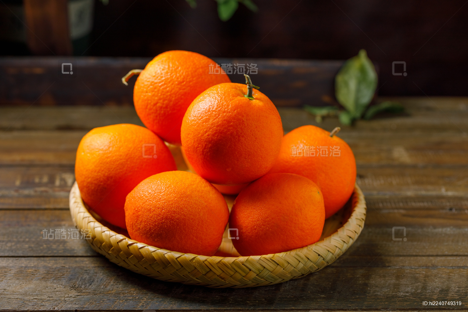 放在木桌竹筐里的多个新鲜四川凉山雷波脐橙