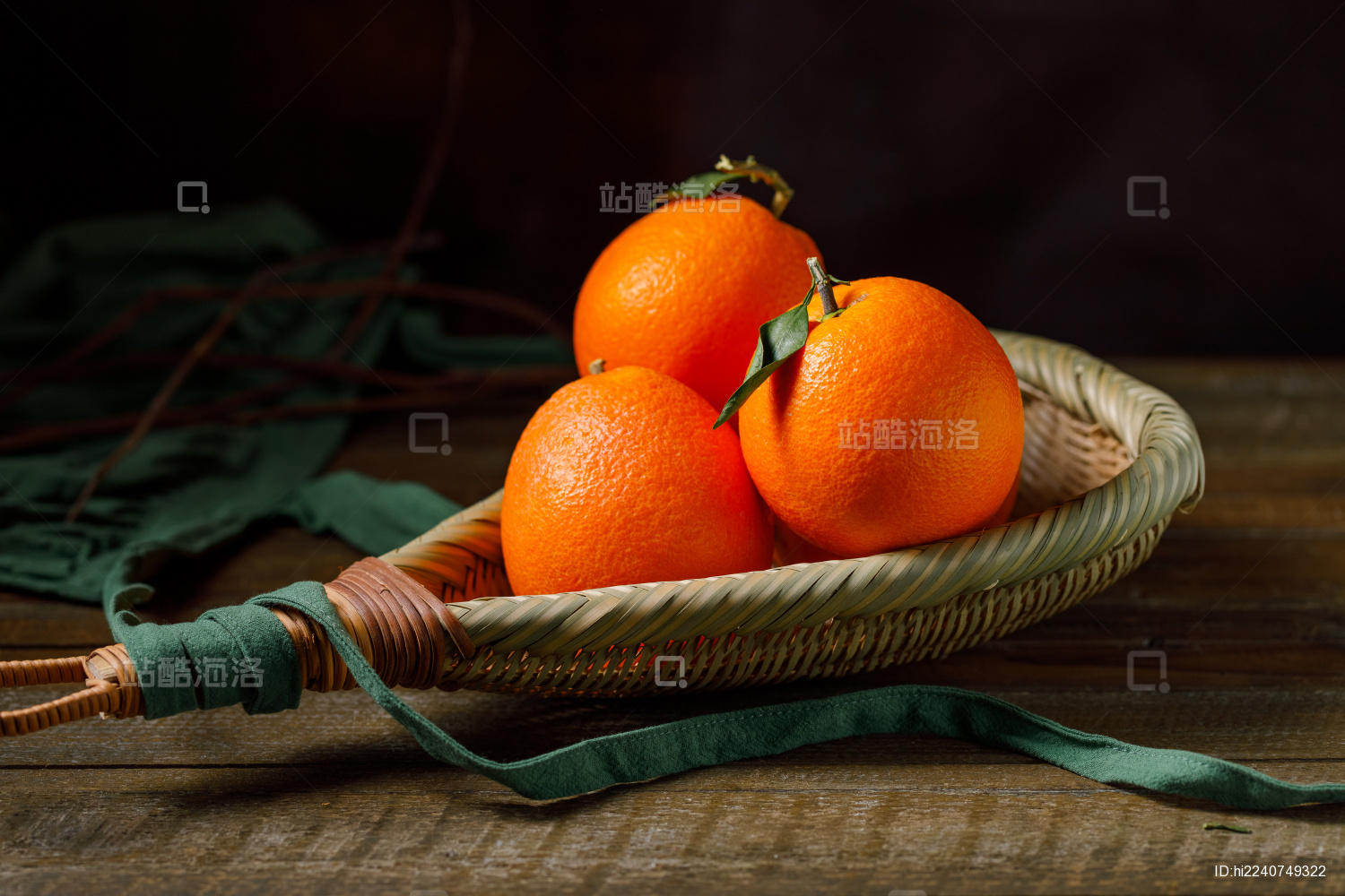 放在木桌竹筐里的四川凉山雷波脐橙
