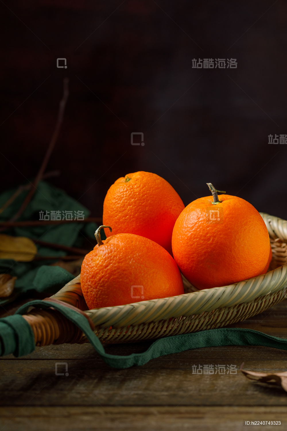 放在木桌竹筐里的四川凉山雷波脐橙