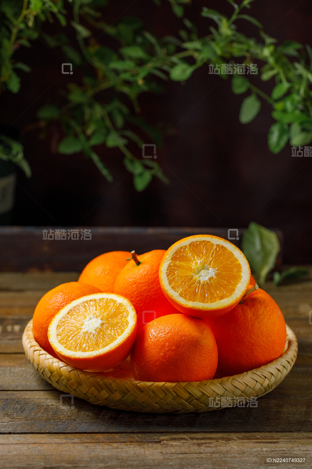 木桌上放在竹筐里的多个切开的雷波脐橙