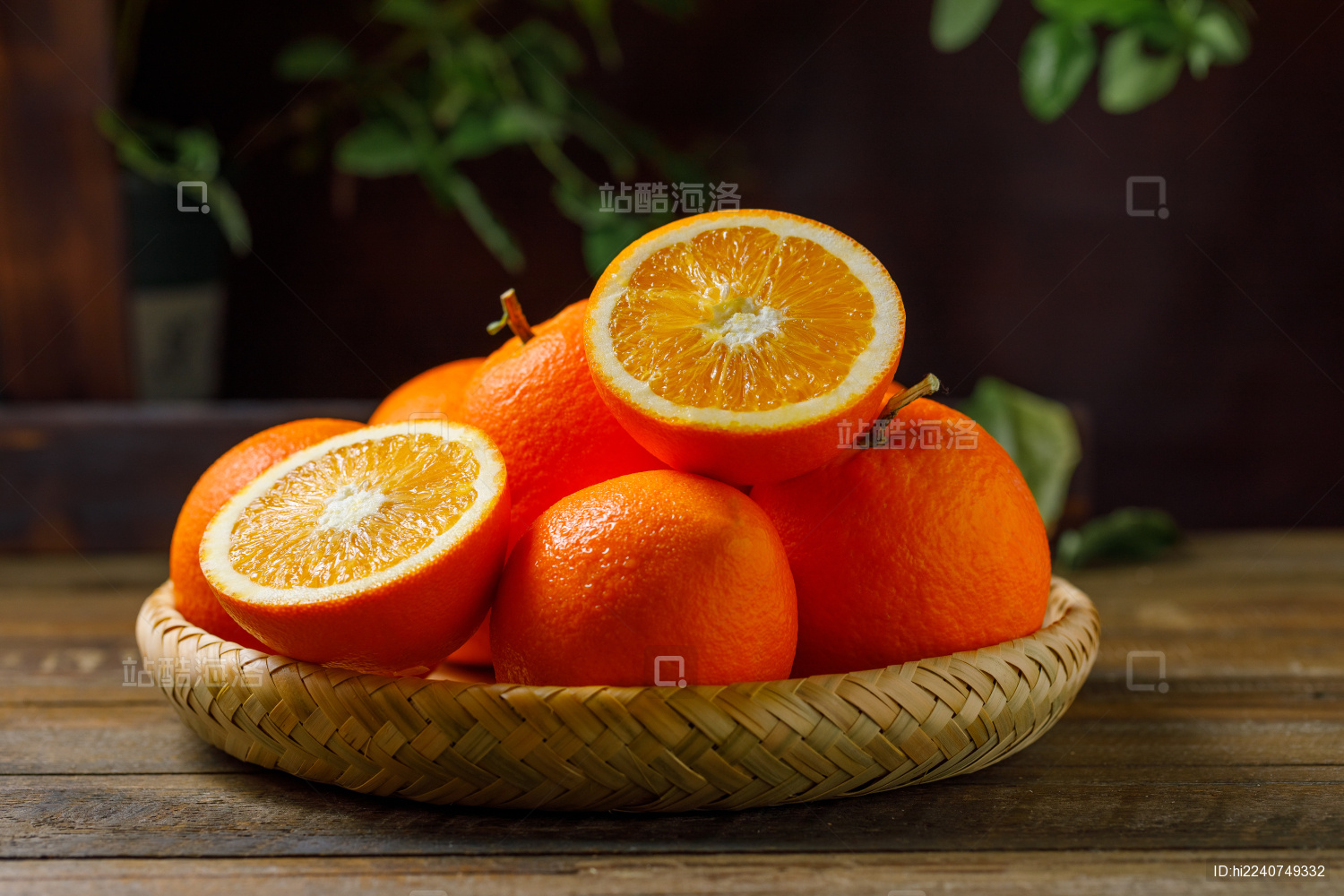 木桌上放在竹筐里的多个切开的雷波脐橙