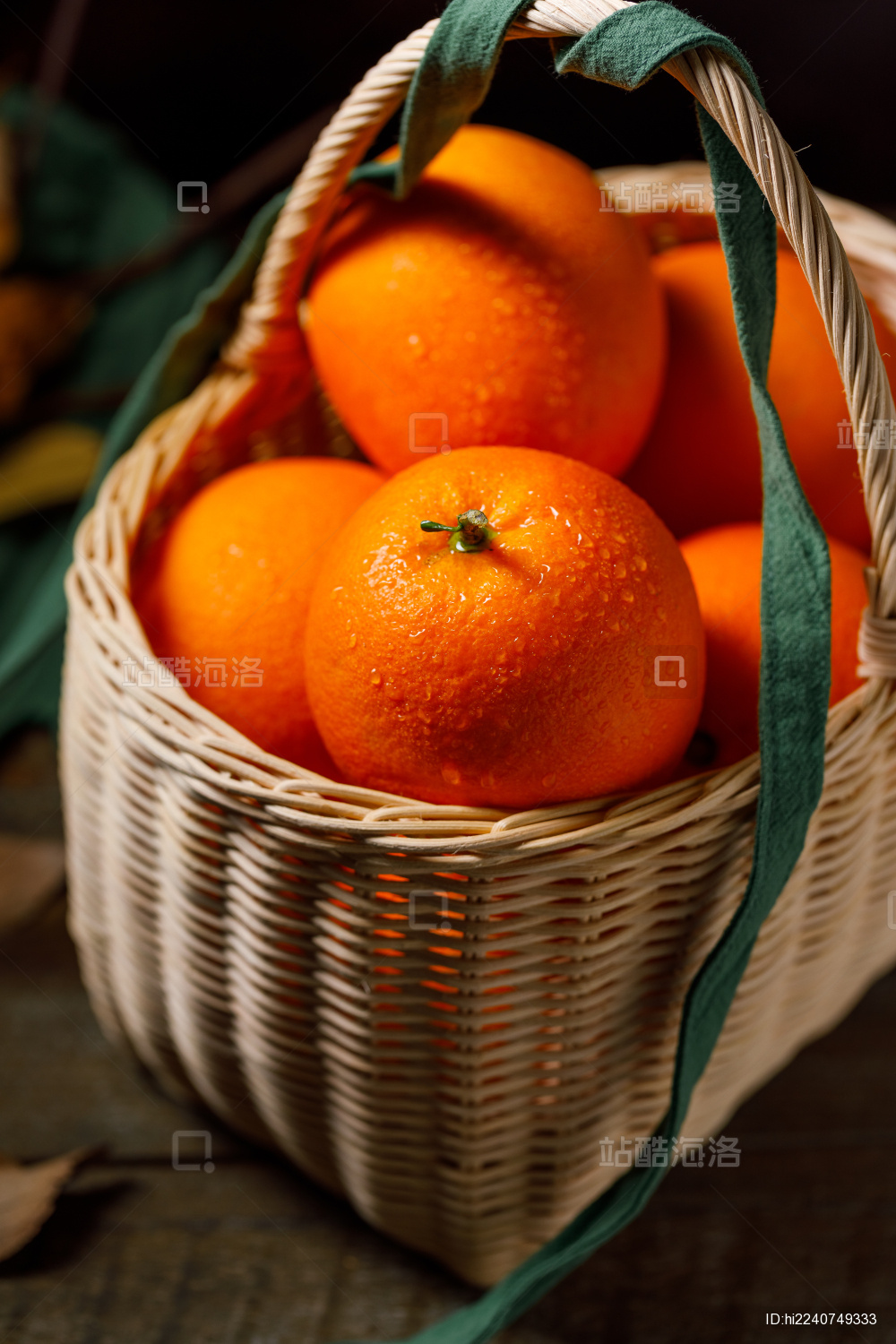 一筐新鲜水灵的四川凉山雷波脐橙特写