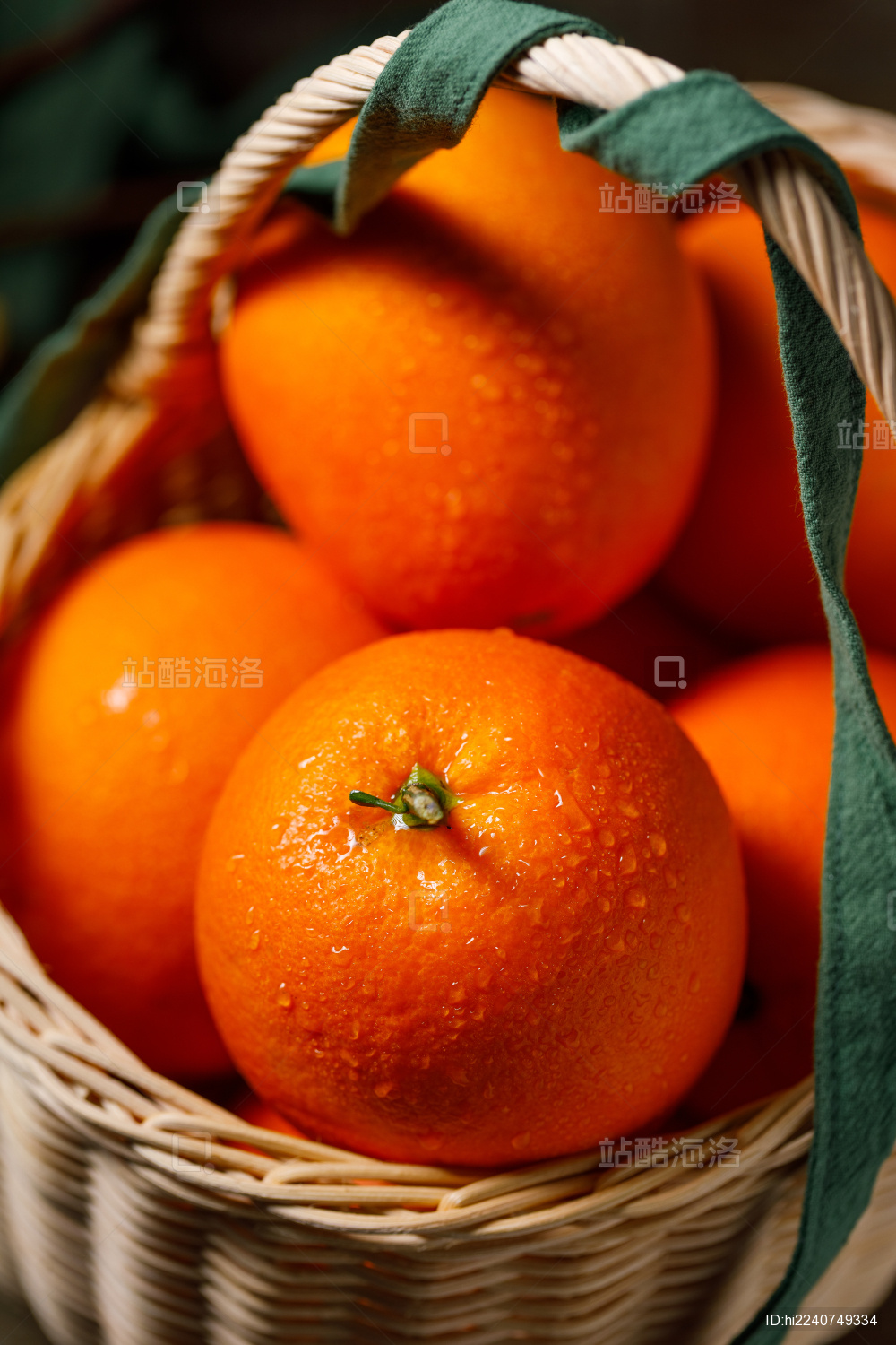 一筐新鲜水灵的四川凉山雷波脐橙特写