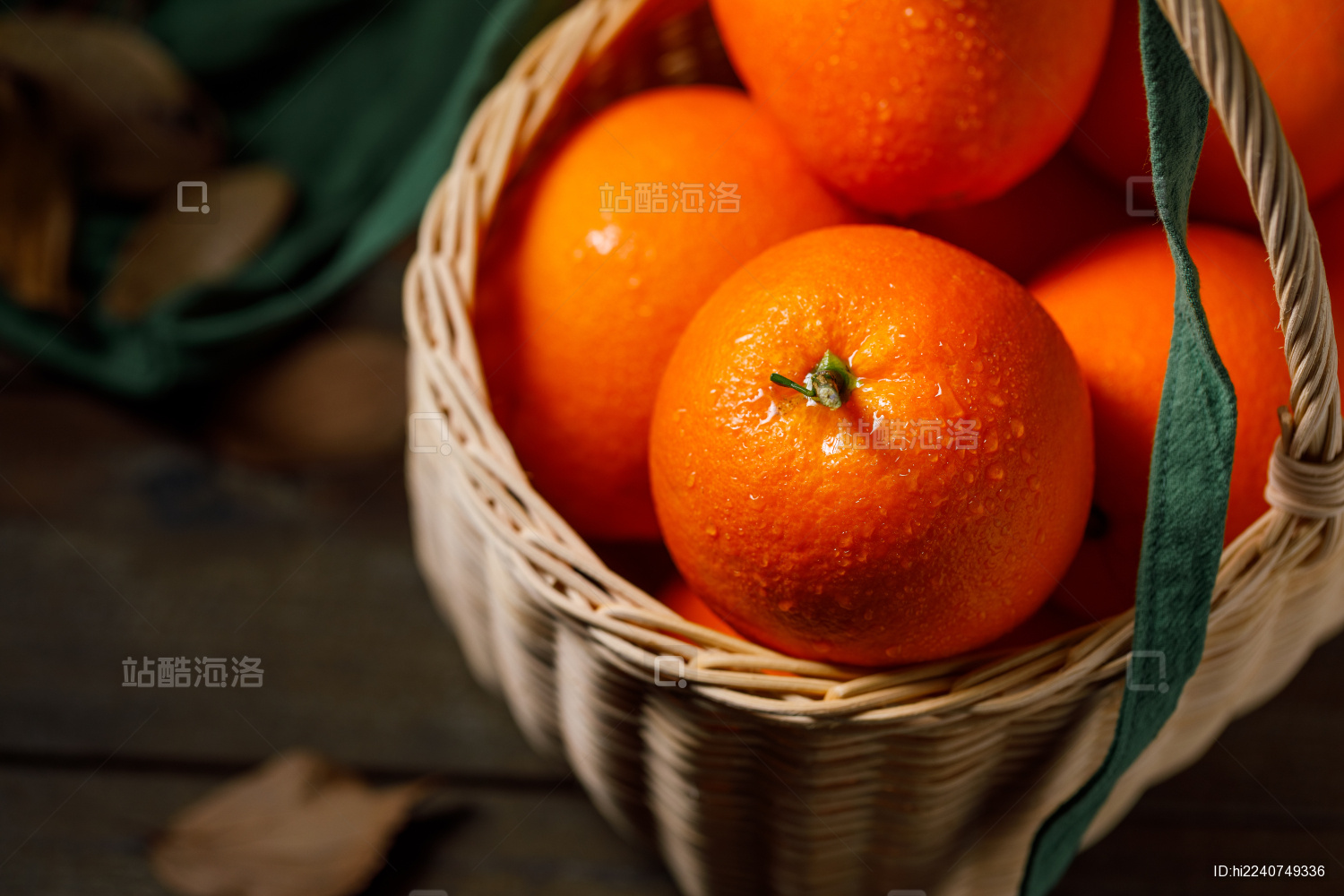 一筐新鲜水灵的四川凉山雷波脐橙特写