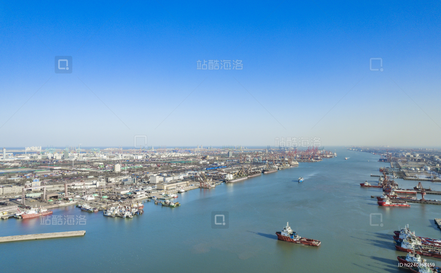 中国天津滨海新区天津港港口码头货运风光