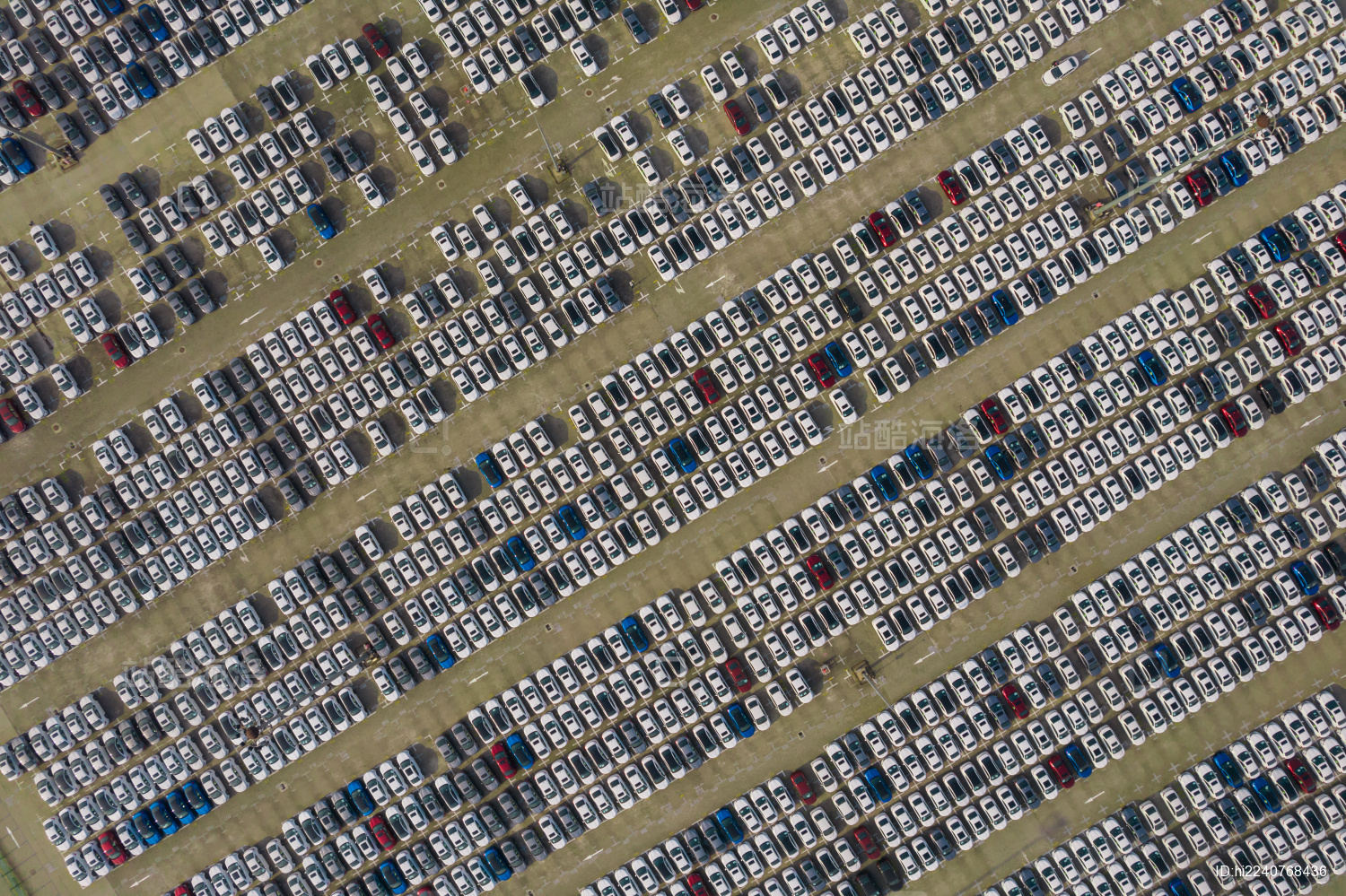 航拍汽车工厂停车场里整齐停放的新车