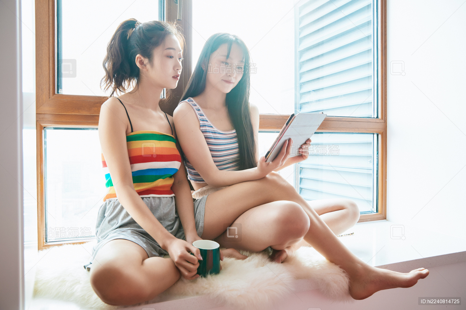 午后坐在飘窗上追剧休息的闺蜜少女