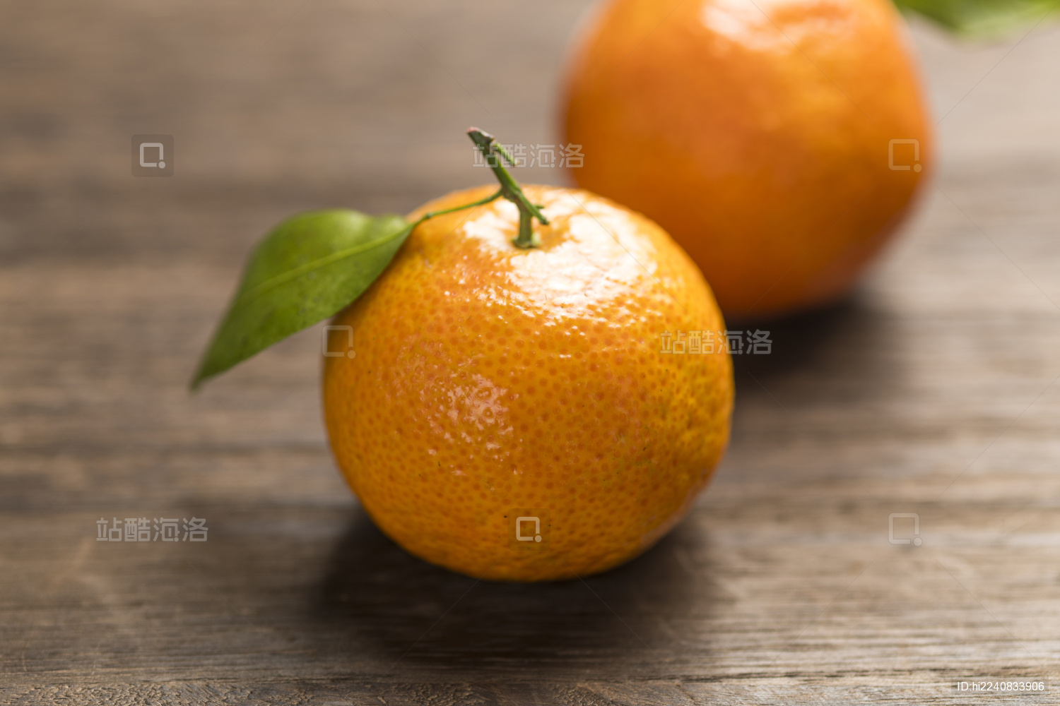 桔子摆放在木桌面上特写深色调