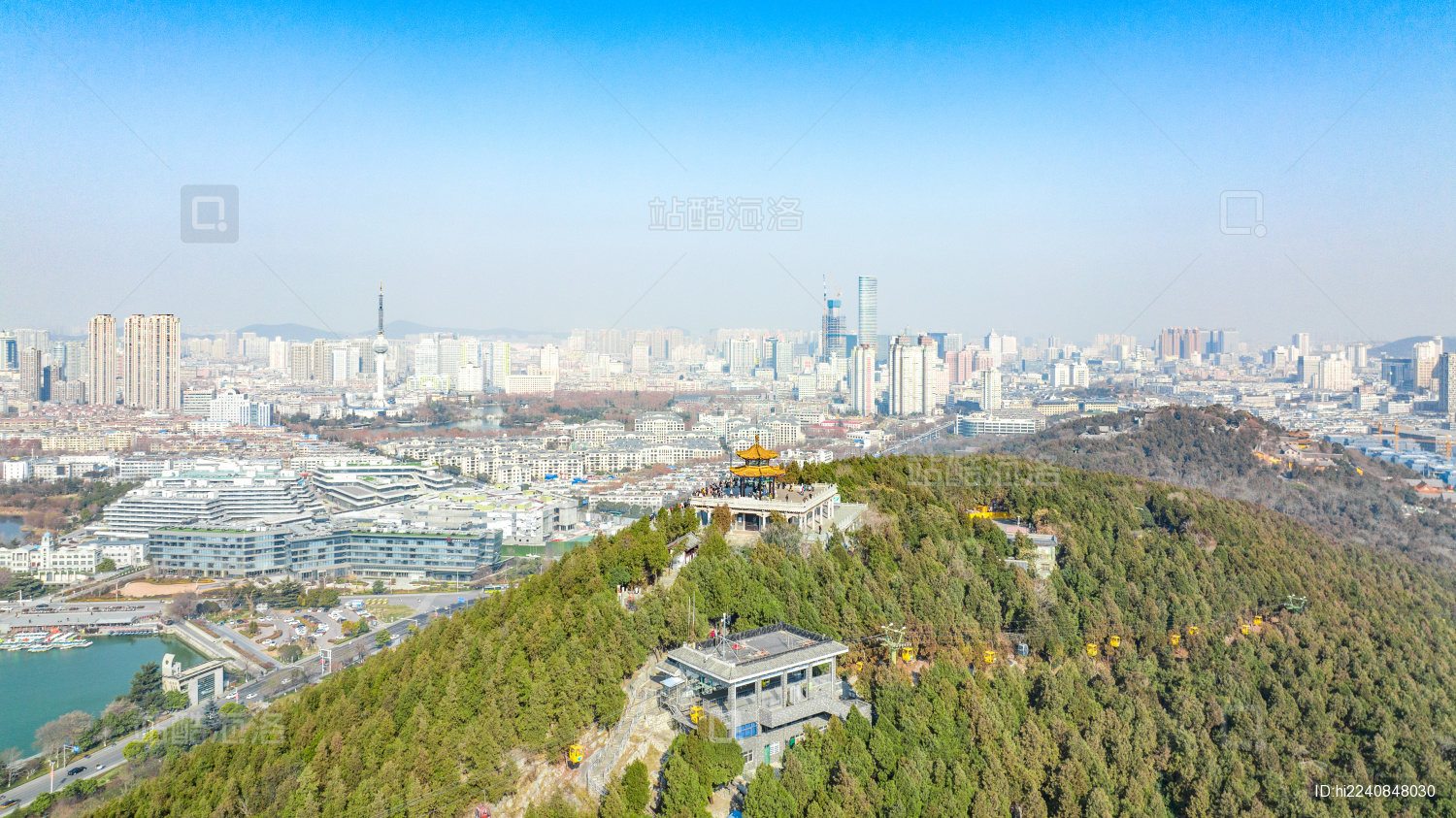 航拍徐州云龙山风景区与远处徐州苏宁广场