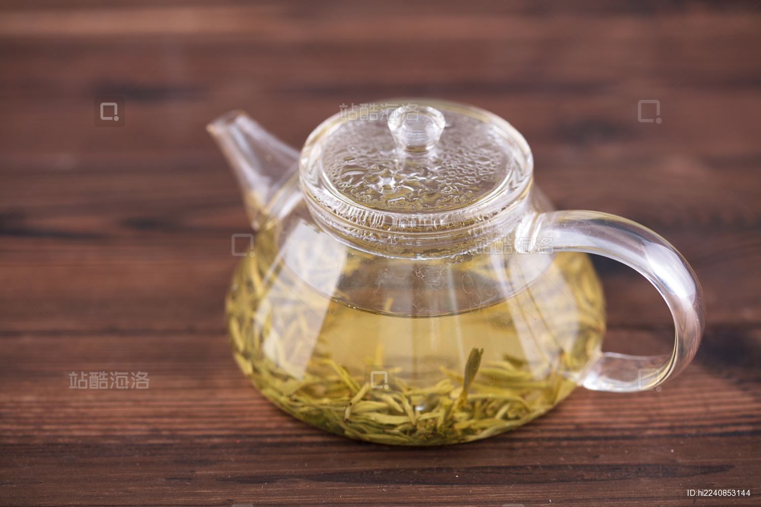 玻璃茶壶里泡好的绿茶