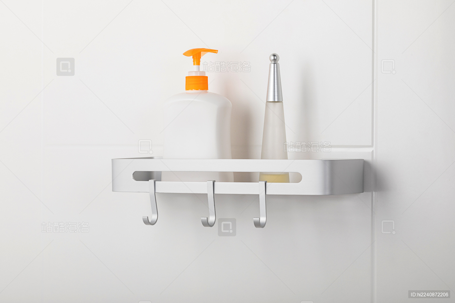 悬挂在白色墙壁上的不锈钢浴室置物架