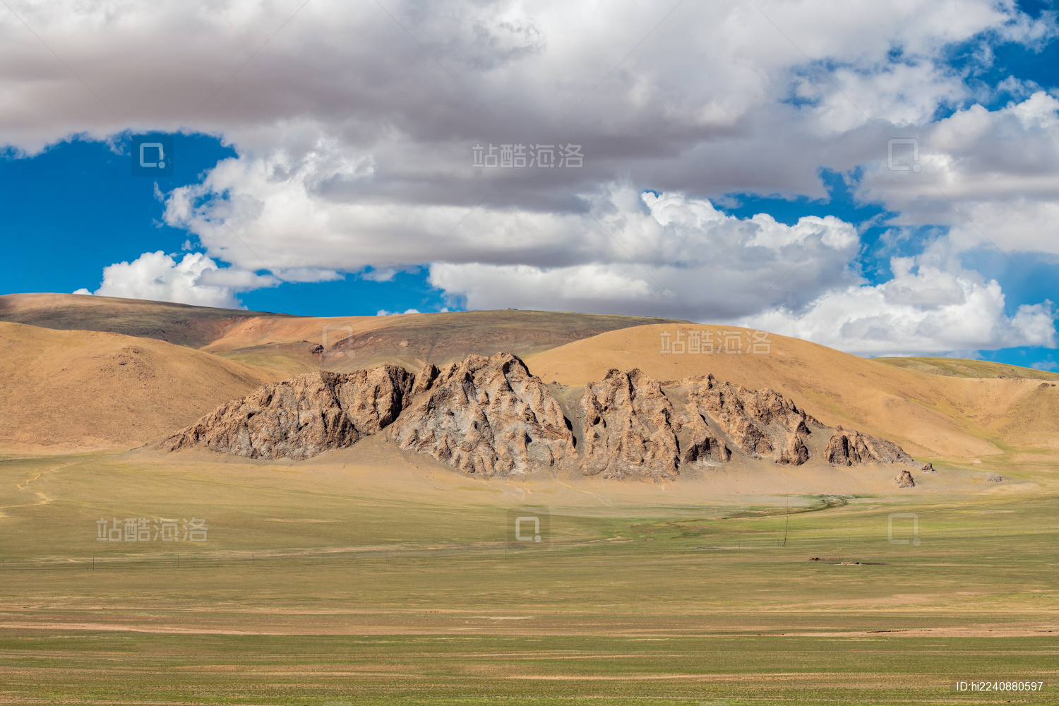 中国西藏阿里革吉县的高原风光