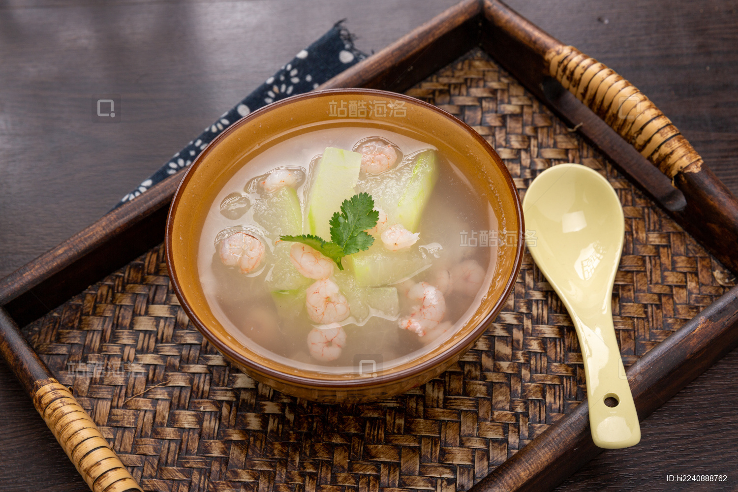 盛在碗里的冬瓜虾仁汤