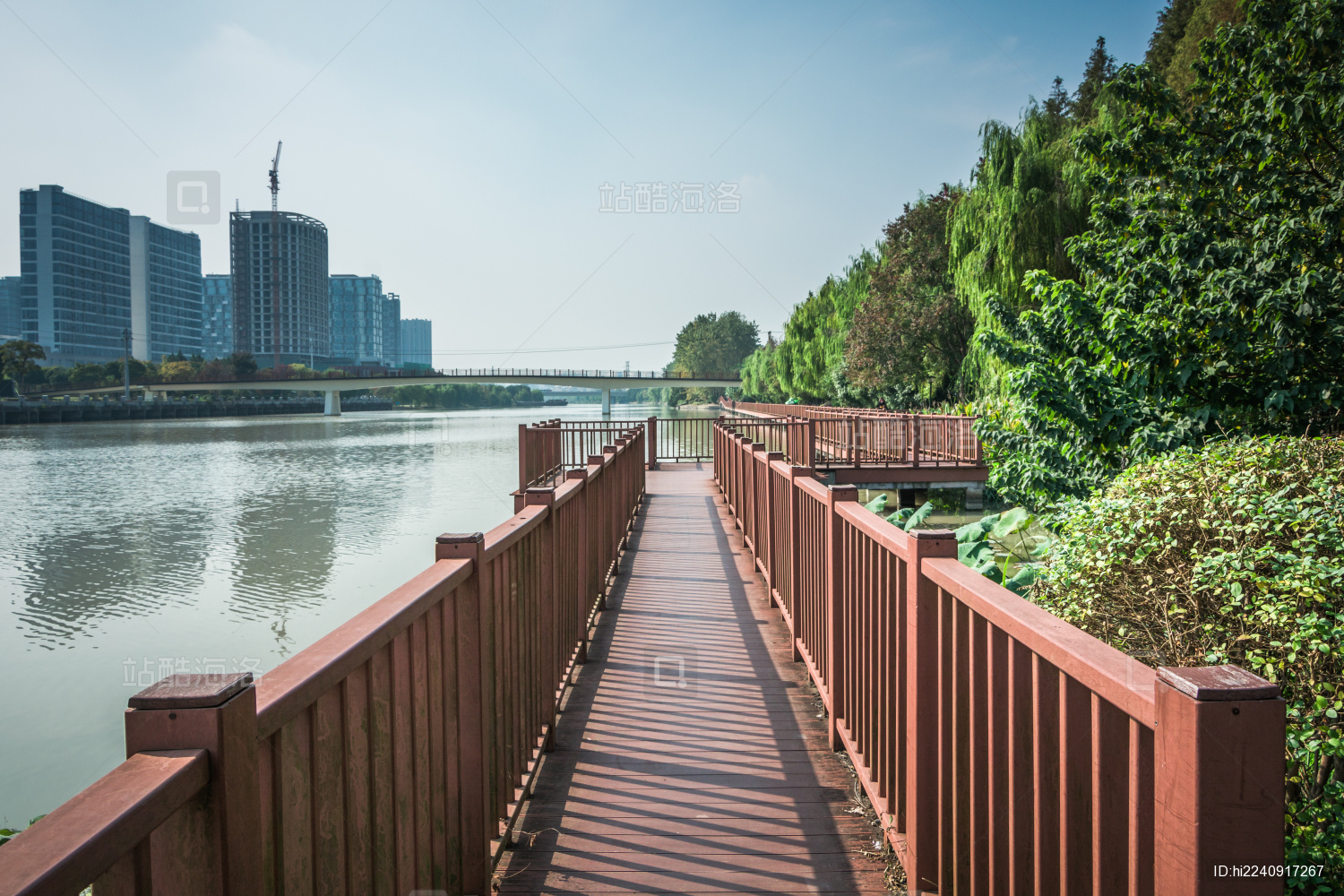 中国浙江嘉兴市中心运河公园城市风光