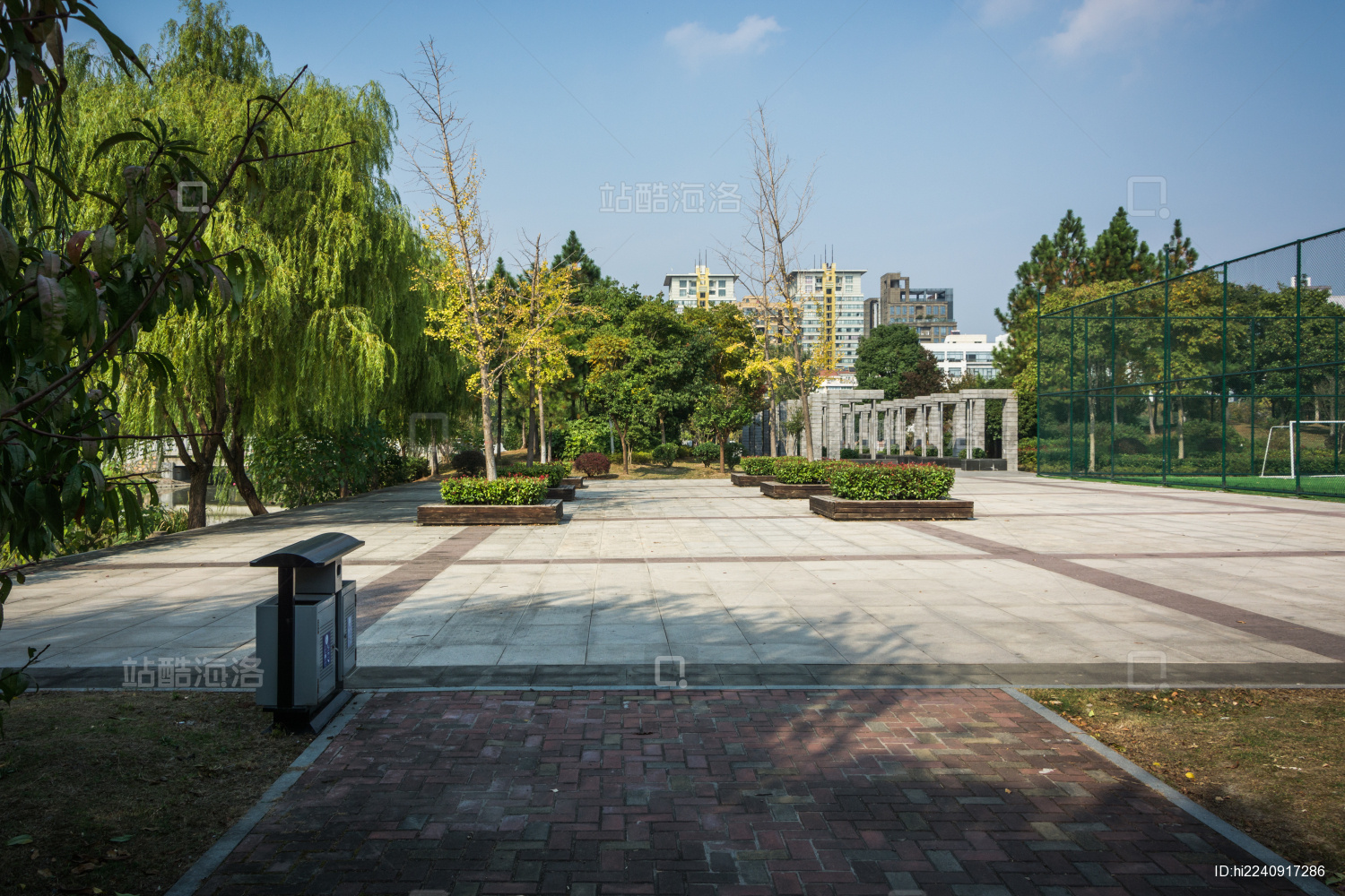 中国浙江嘉兴市中心运河公园城市风光